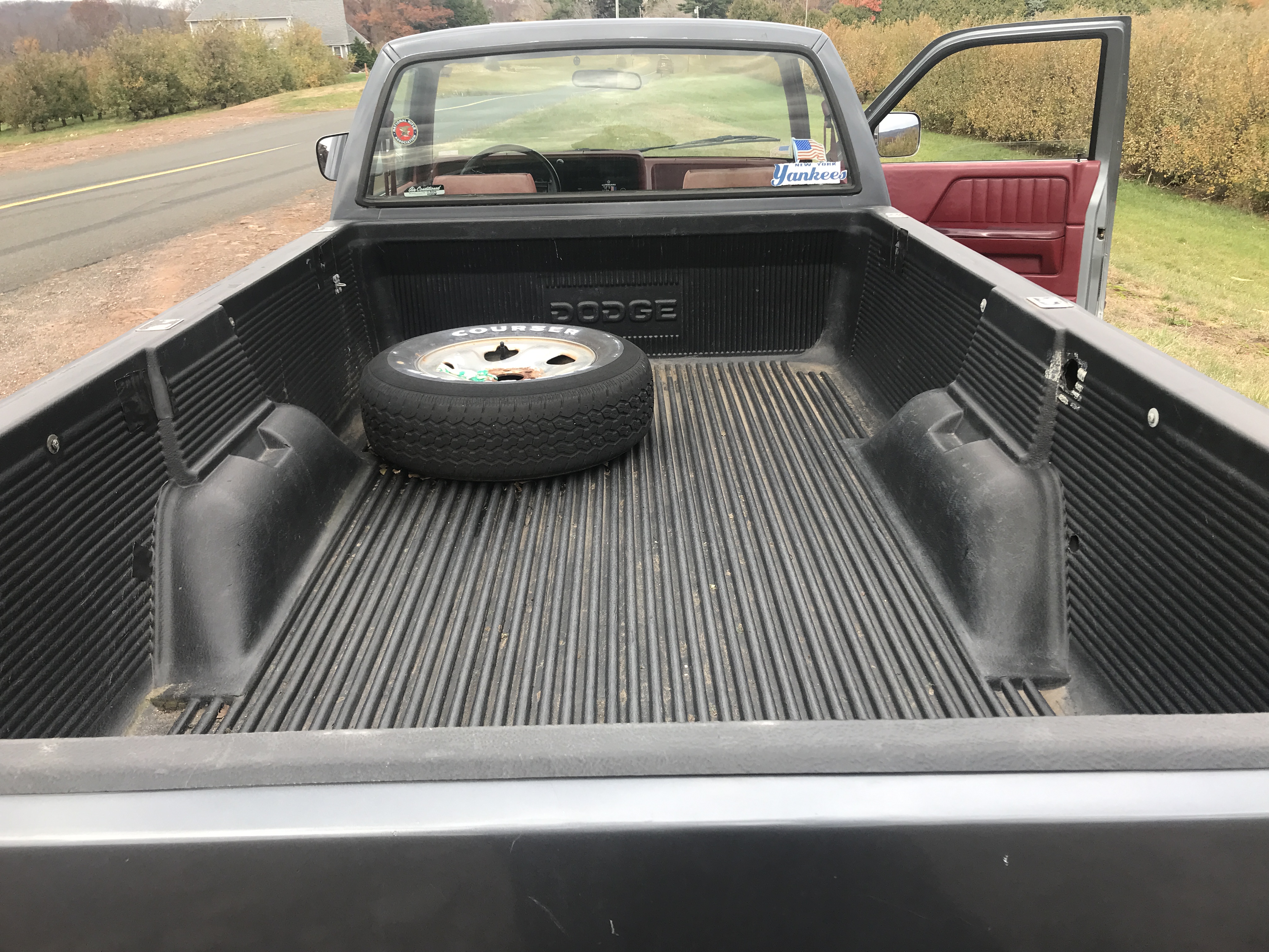 1991 Dodge Dakota Pickup ONE OWNER 117K 8 foot bed and roomy bench seating NICE — photo 32